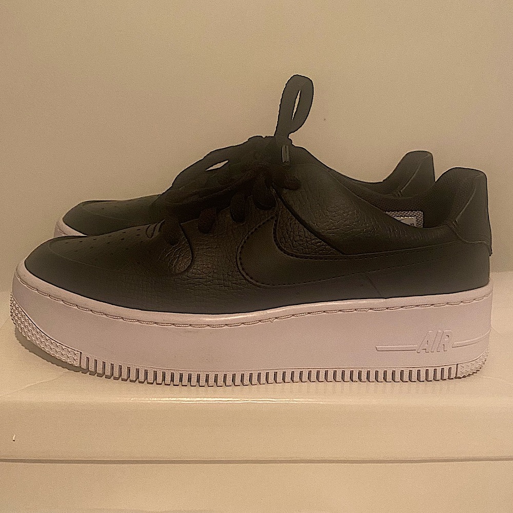 WOMENS AIR FORCE 1s